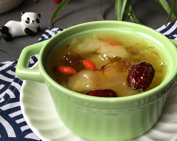 桃胶藏红花雪梨银耳汤