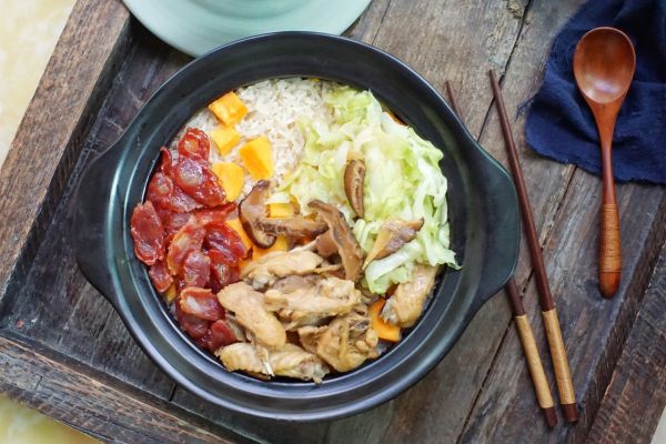 广式腊味滑鸡煲仔饭
