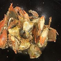 在家制作美味的姜葱炒蟹