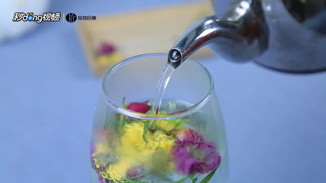 如何用旧灯泡改装成精致的小花瓶