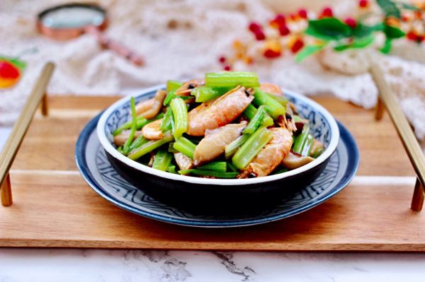 芹菜香菇北极虾小炒