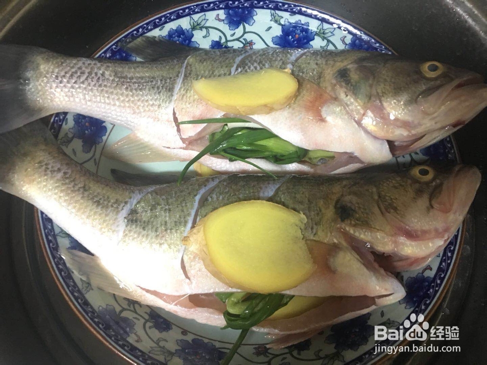 清蒸鲈鱼的家常做法