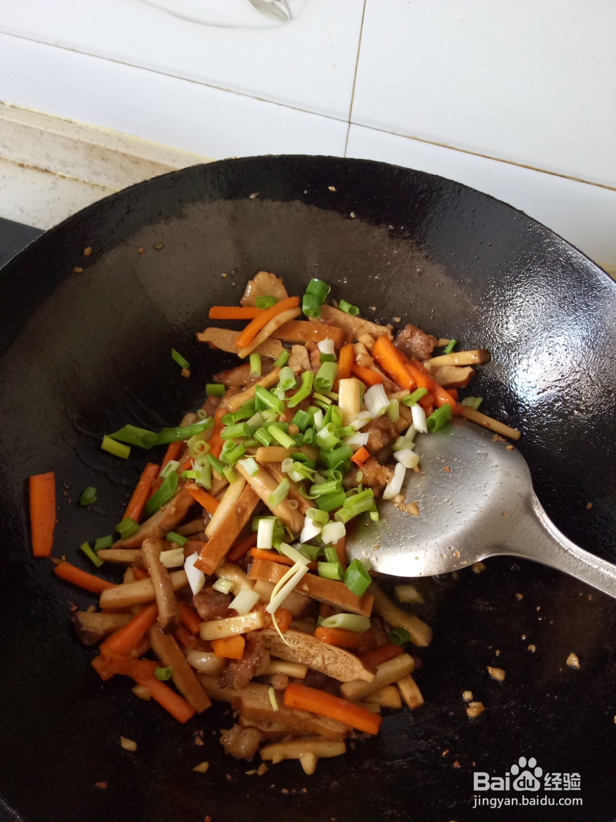 五花肉炒杏鲍菇豆干