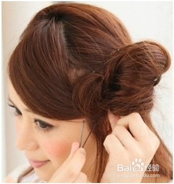 长发花苞头扎的扎法图解 为你大增优雅气质