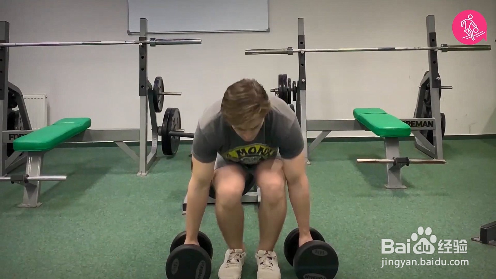 这个哑铃耸肩的动作，练好了穿什么都好看！