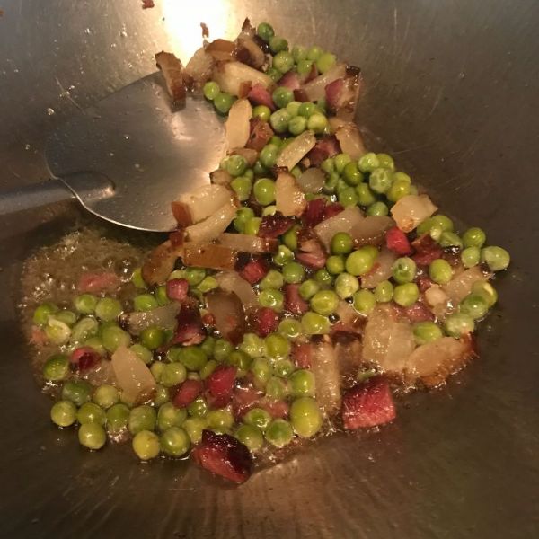 腊肉豌豆糯米饭