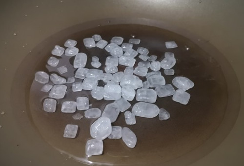 冰糖葫芦的糖怎么熬不化啊。为什么一拿起来一会就化了呢