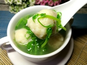 教你怎么做墨鱼丸豆苗汤