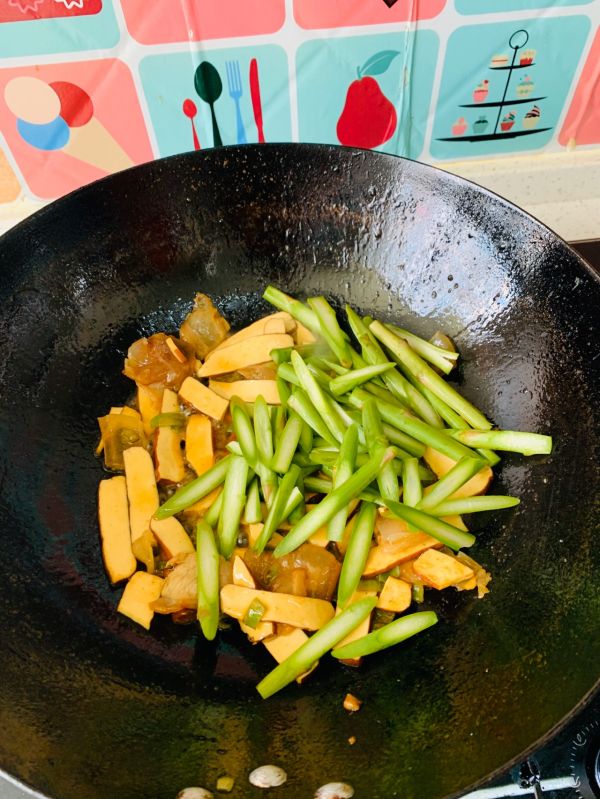 腊肉香干配芦笋