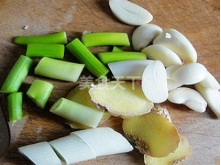 土豆烧鸭子的家常做法