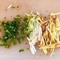 怎么做酱油鱿鱼炖豆腐？