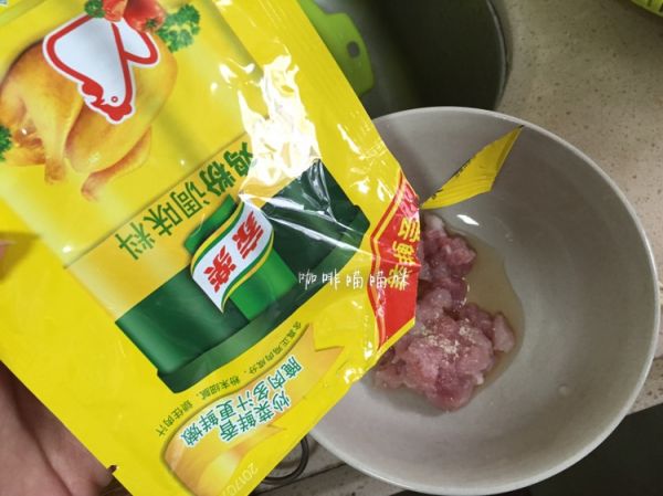 猪肉鸡蛋拉肠粉