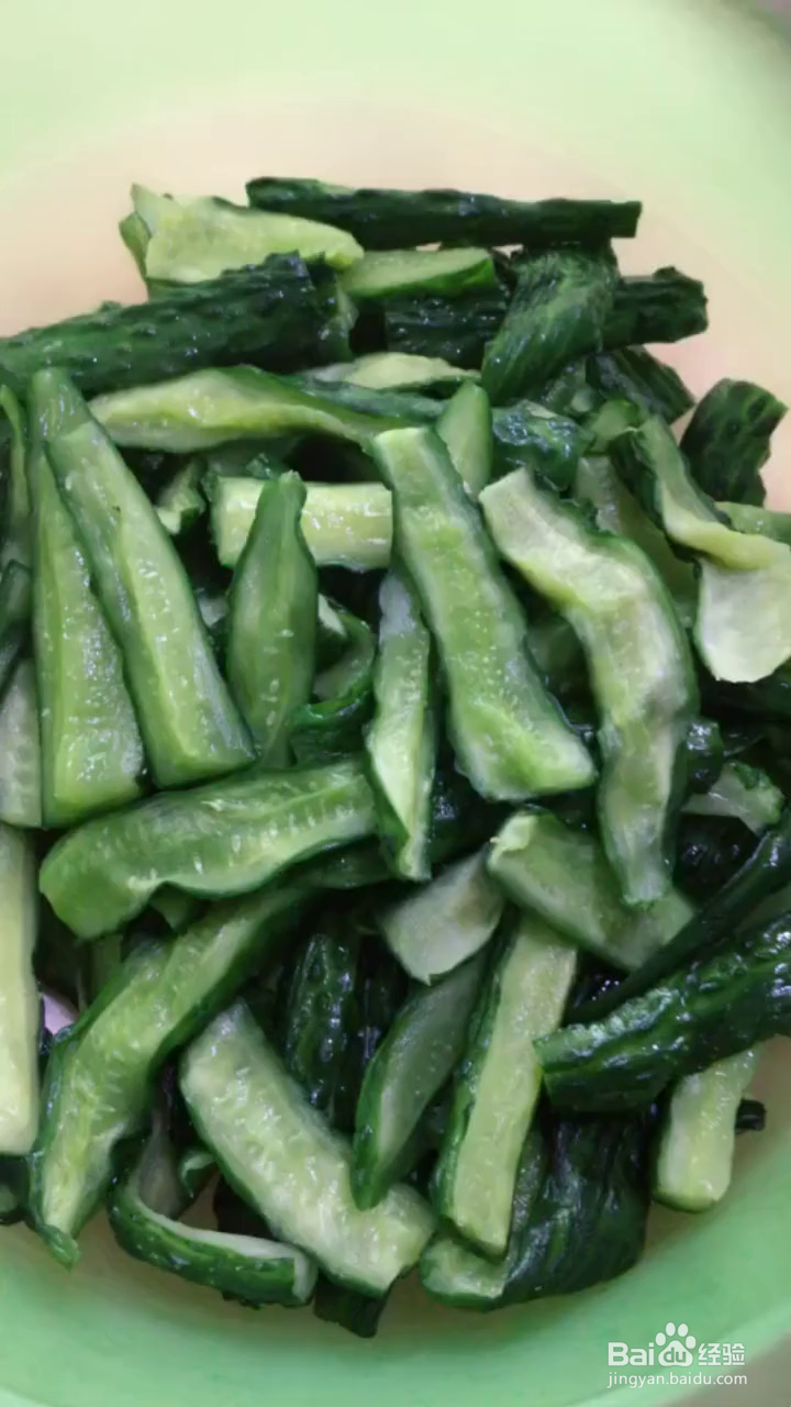 如何制作超级简单的腌黄瓜条