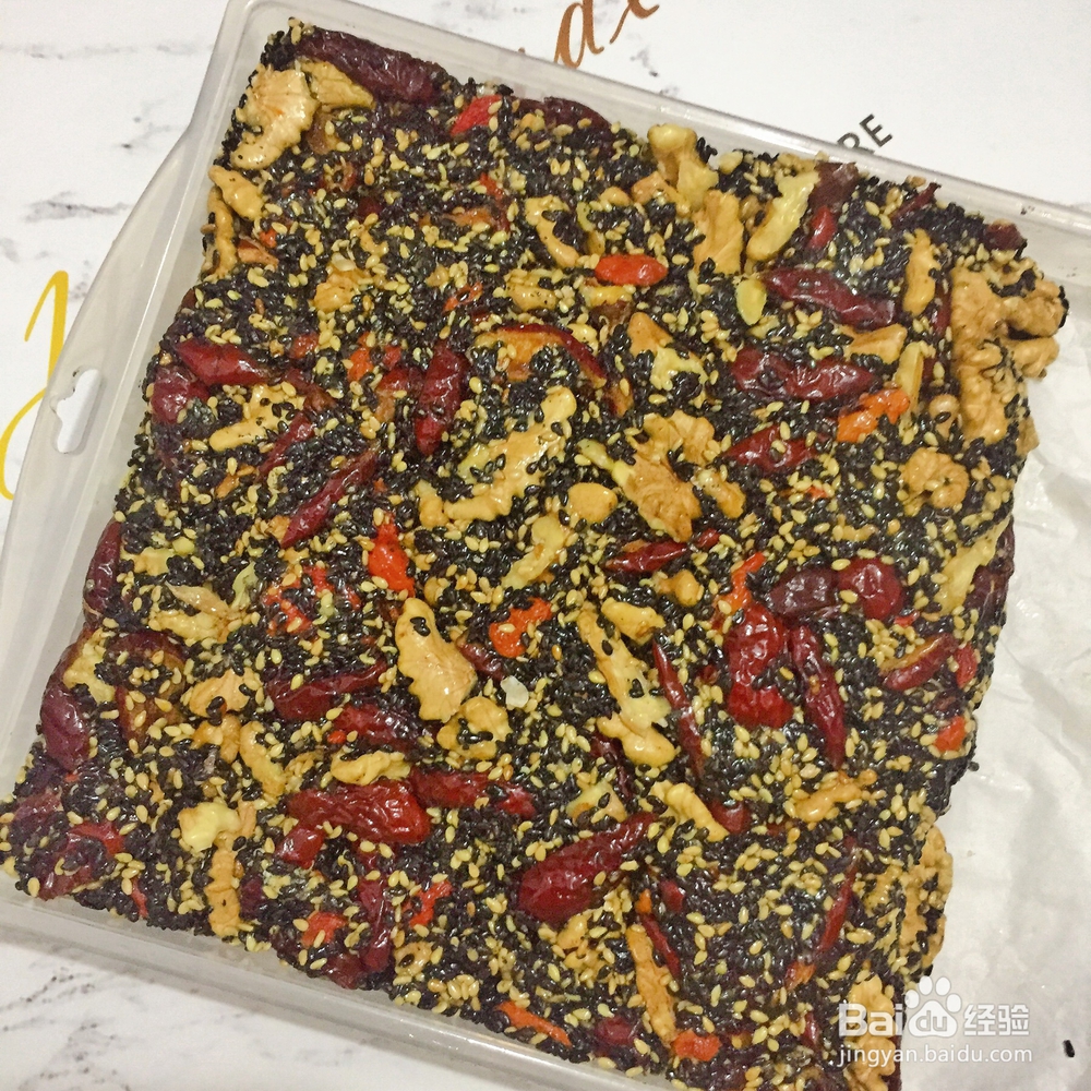 一个人做芝麻核桃营养糕