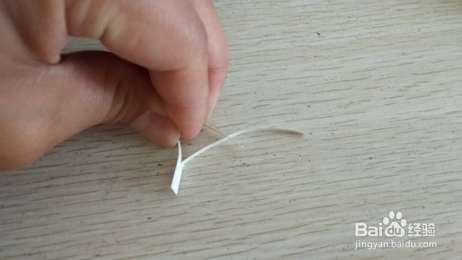 如何用一个细长的长方形硬卡纸做简易的手机支架