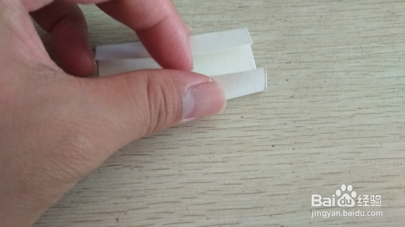 如何用一块正方形的纸做简易的中性笔的支架