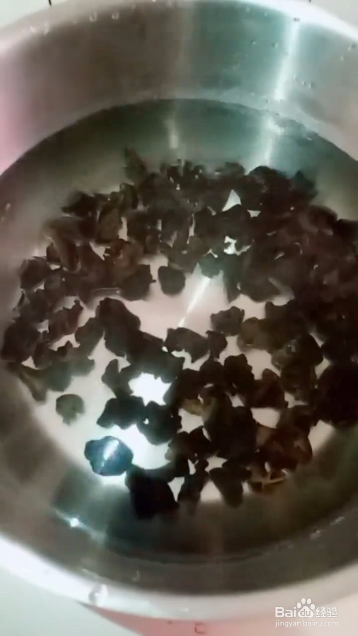 如何自制美味好吃的凉拌黑木耳
