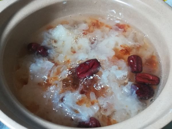 养颜润燥桃胶银耳红枣羹