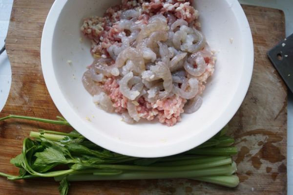 鲜虾芹菜大馄饨