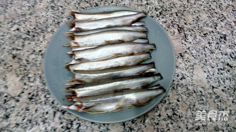 香煎多春鱼的做法