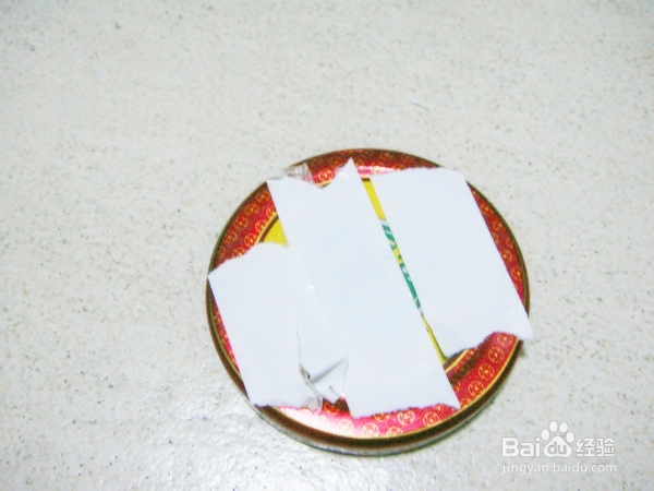 教你怎么利用废布来打扮玻璃瓶子。