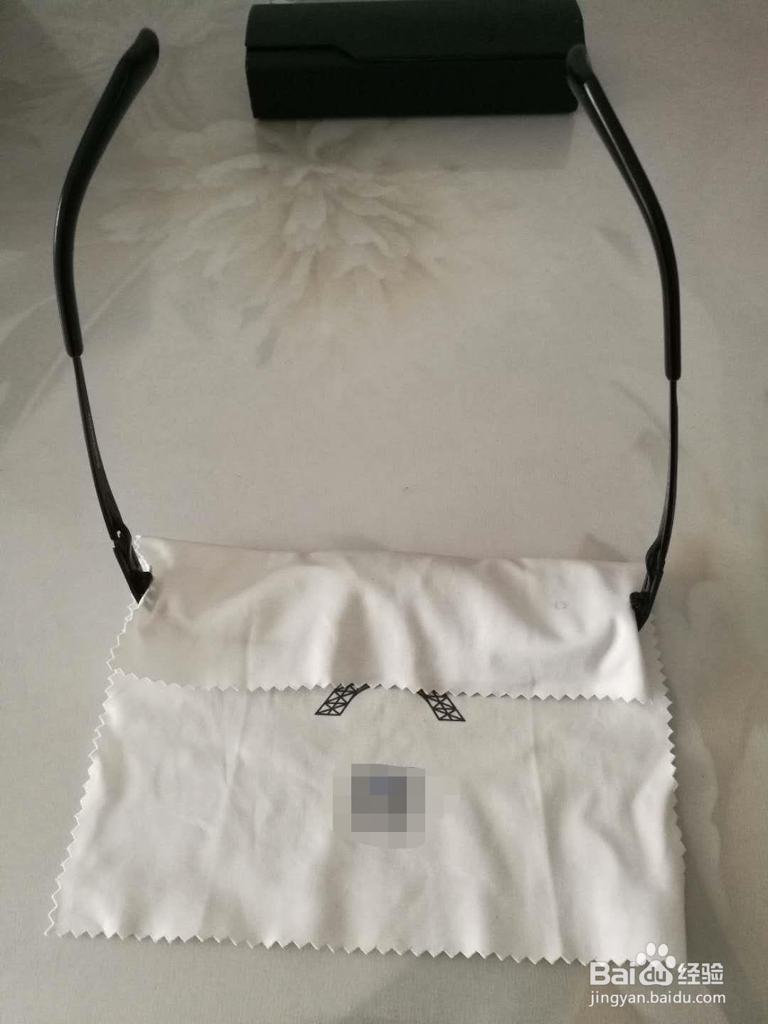 眼镜怎么放在眼镜盒里