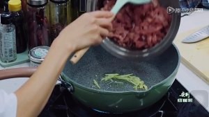 养生食补羊肉炒面的做法