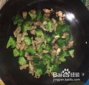 如何做出健康美味的西兰花炒鸡胸肉