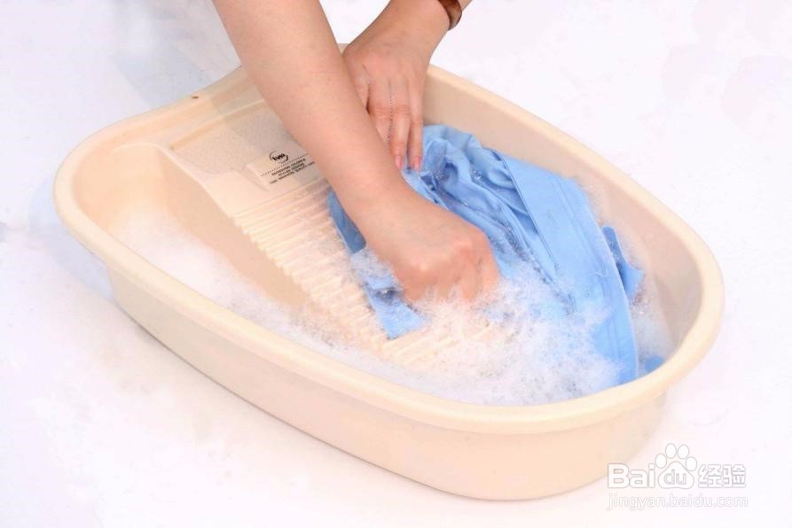 蓝月亮色渍浸泡法的正确操作方式