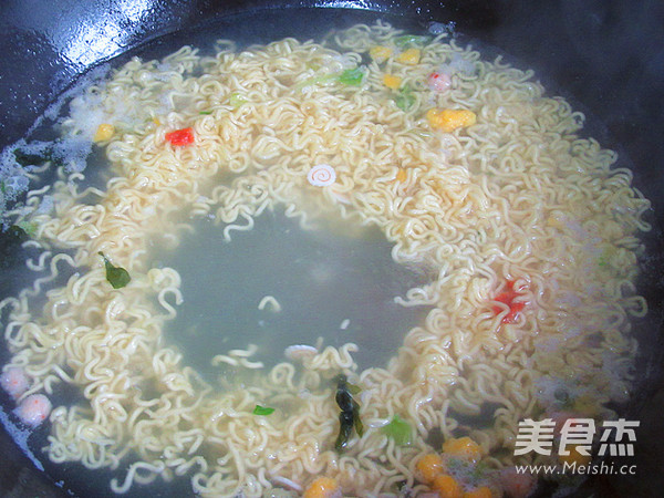 卷发女孩创意儿童餐