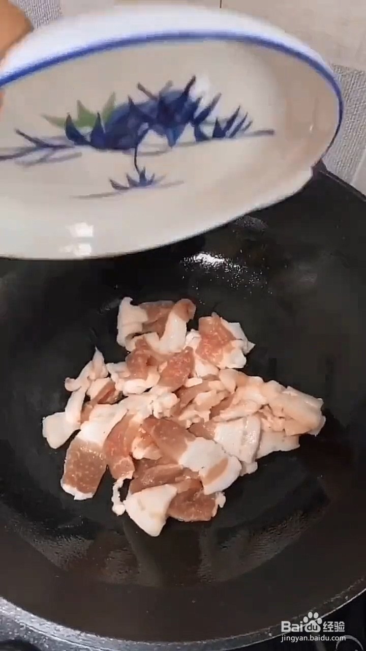 如何制作五花肉炒酸菜？