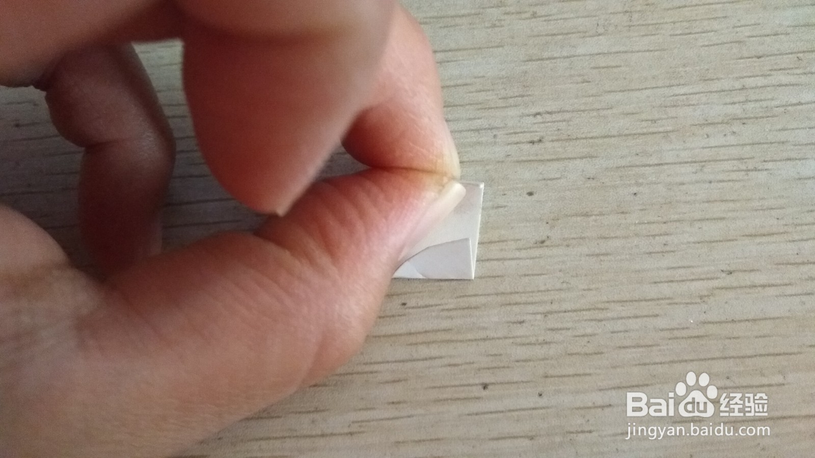 如何用半圆形硬卡纸做放两个中性笔的简易支架