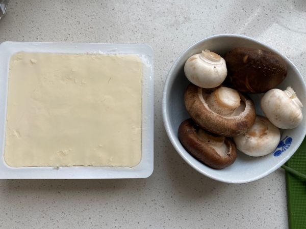 鲜美鲫鱼豆腐汤