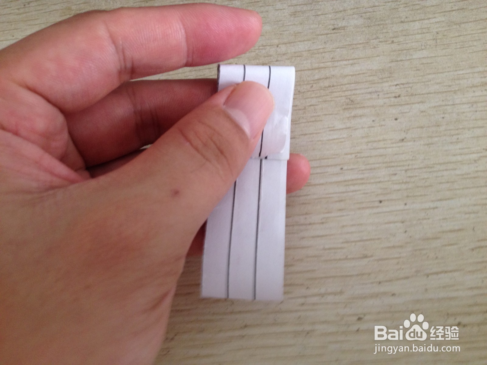 如何用一张纸条做可以支撑两支中性笔的简易支架