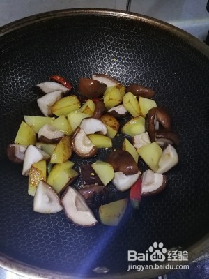 教你做出土豆香菇面筋烧牛筋