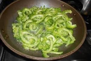 食补养生虾仁炒苦瓜的做法