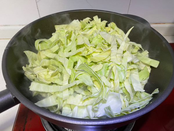 酱肉煸炒包心菜