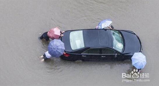 开车掉进水中该怎么办？