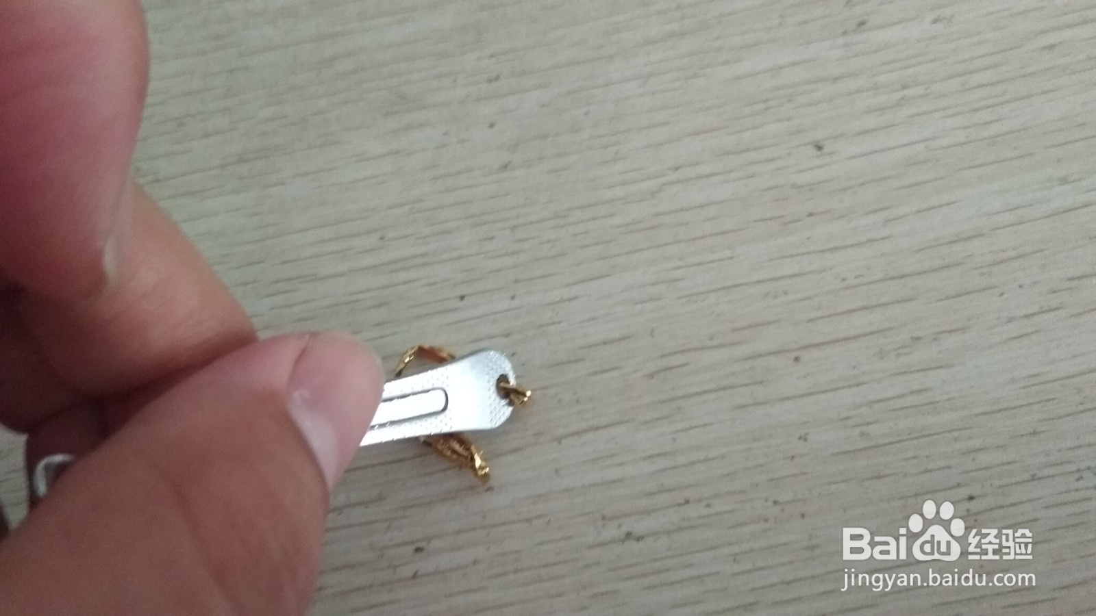 如何用面包袋绑绳和挖耳勺做简易的中性笔支架
