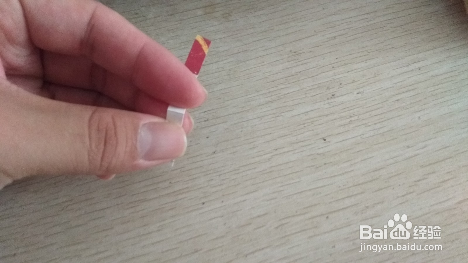 如何用一个细长的硬卡纸做三支中性笔的简易支架