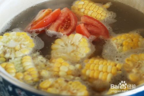 排骨煲汤的家常做法，加入玉米白萝卜更好吃