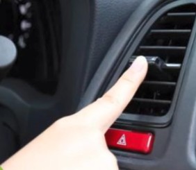 下雨天车里面玻璃的雾气怎么去掉