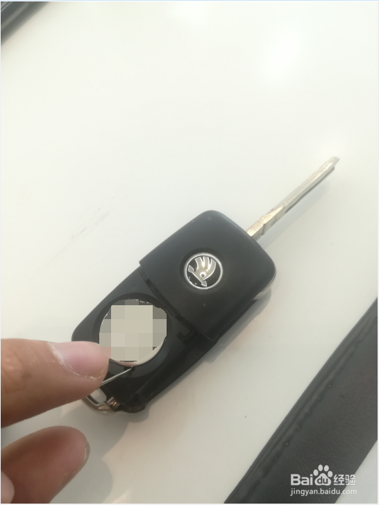 怎么拆卸大众或斯柯达车钥匙遥控器电池