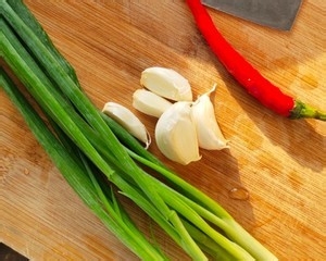 【浓郁葱香味的香辣百叶丝】的做法