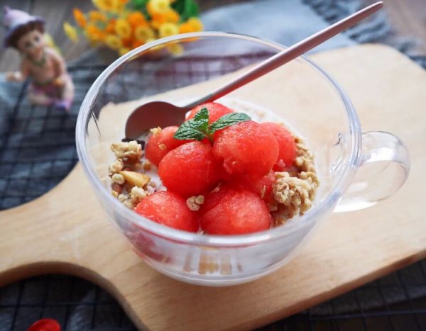 谷物酸奶早餐杯