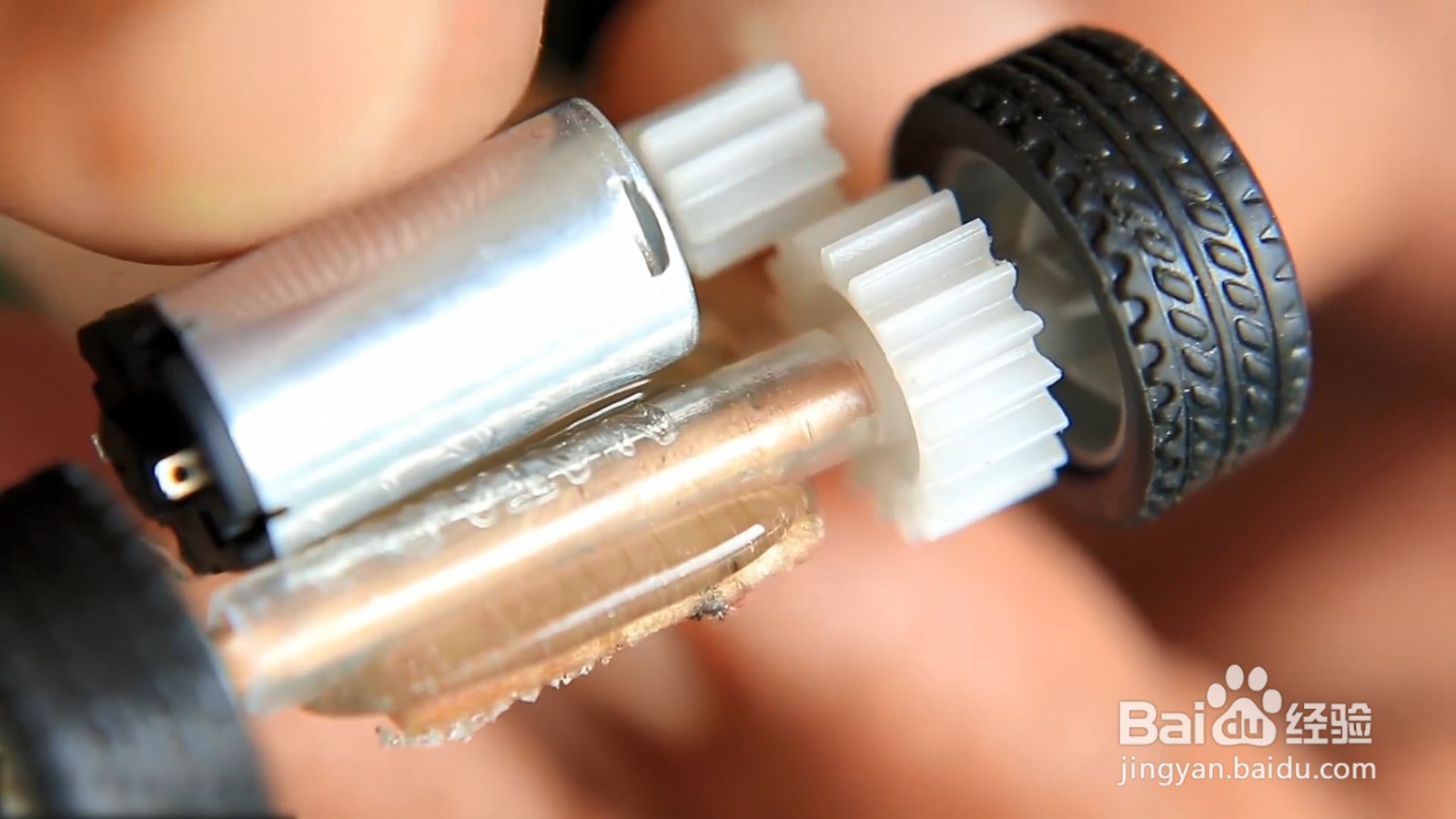 教你一分钟做电动玩具车，家里有小孩一定要做！