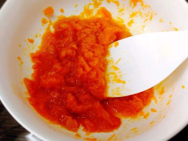 南瓜豆沙包、红枣小米粥