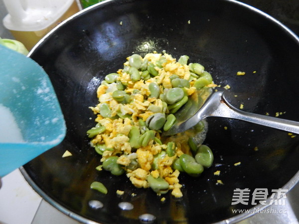 蚕豆炒鸡蛋的做法
