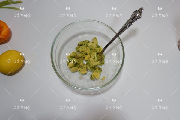 牛油果黄桃莎莎酱
