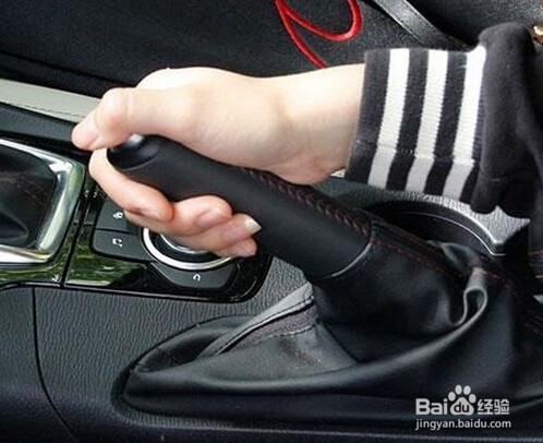 开车时要避免哪些伤车的习惯？